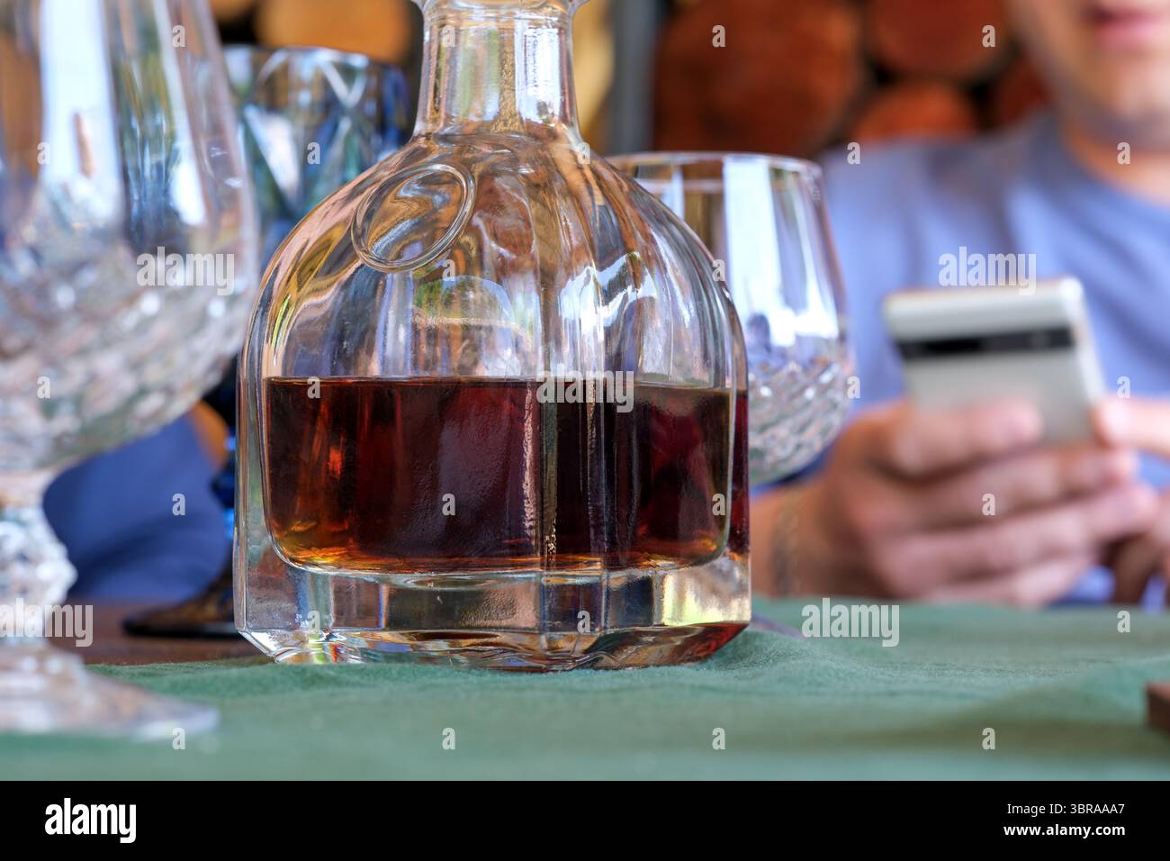 Genießen Sie ein reichhaltiges Getränk und gute Gespräche in einer rustikalen Kabinenatmosphäre. Stockfoto