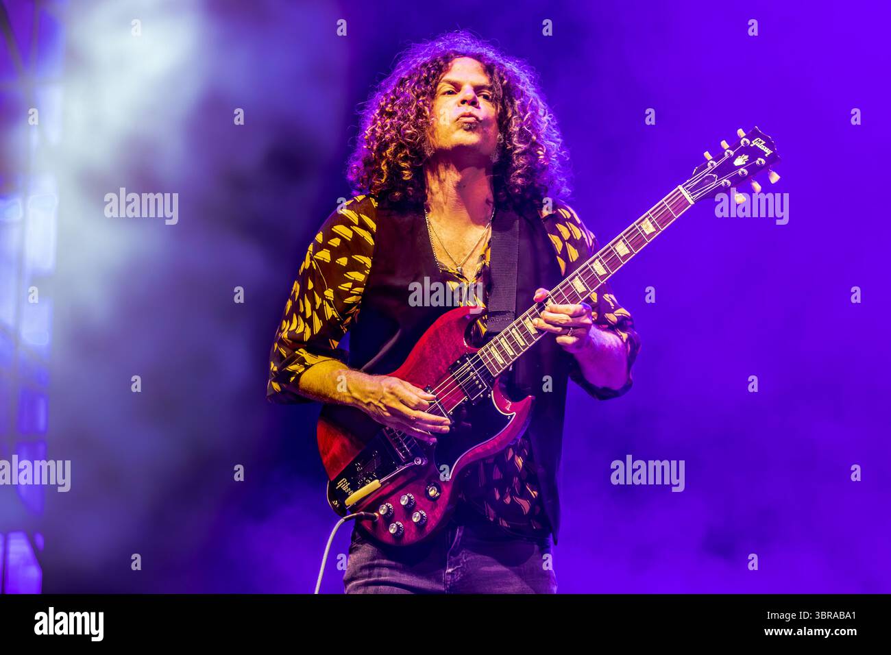 Mailand Italien. juli 2025. Die australische Band WOLFMOTHER tritt live auf der Bühne in der Villa Casati Stampa während des „Comfort Festival 2025“ auf. Stockfoto