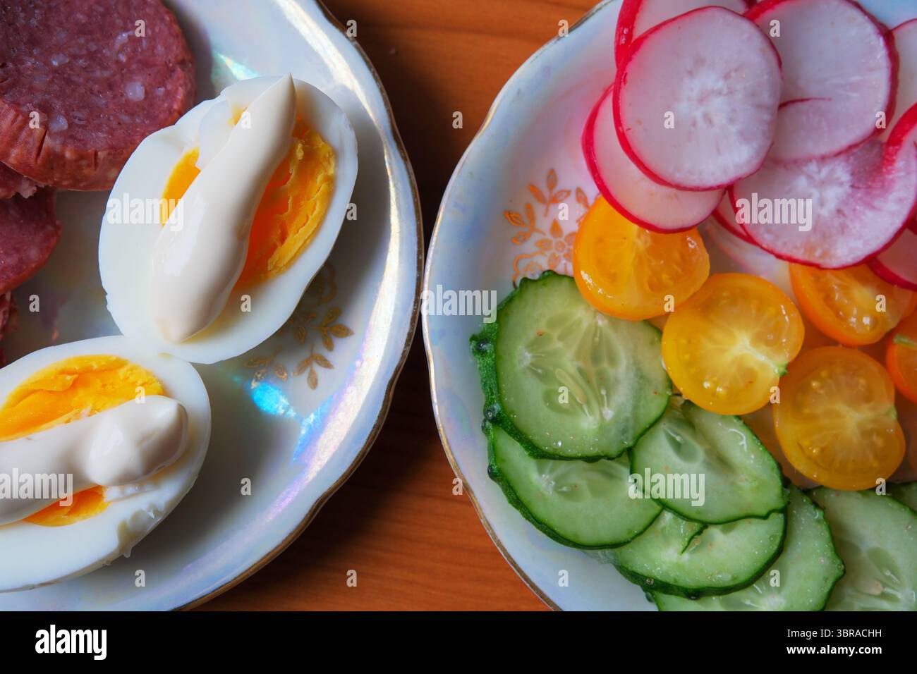 Buntes Gemüse und perfekt zubereitete Eier sorgen für einen leckeren Snack. Stockfoto