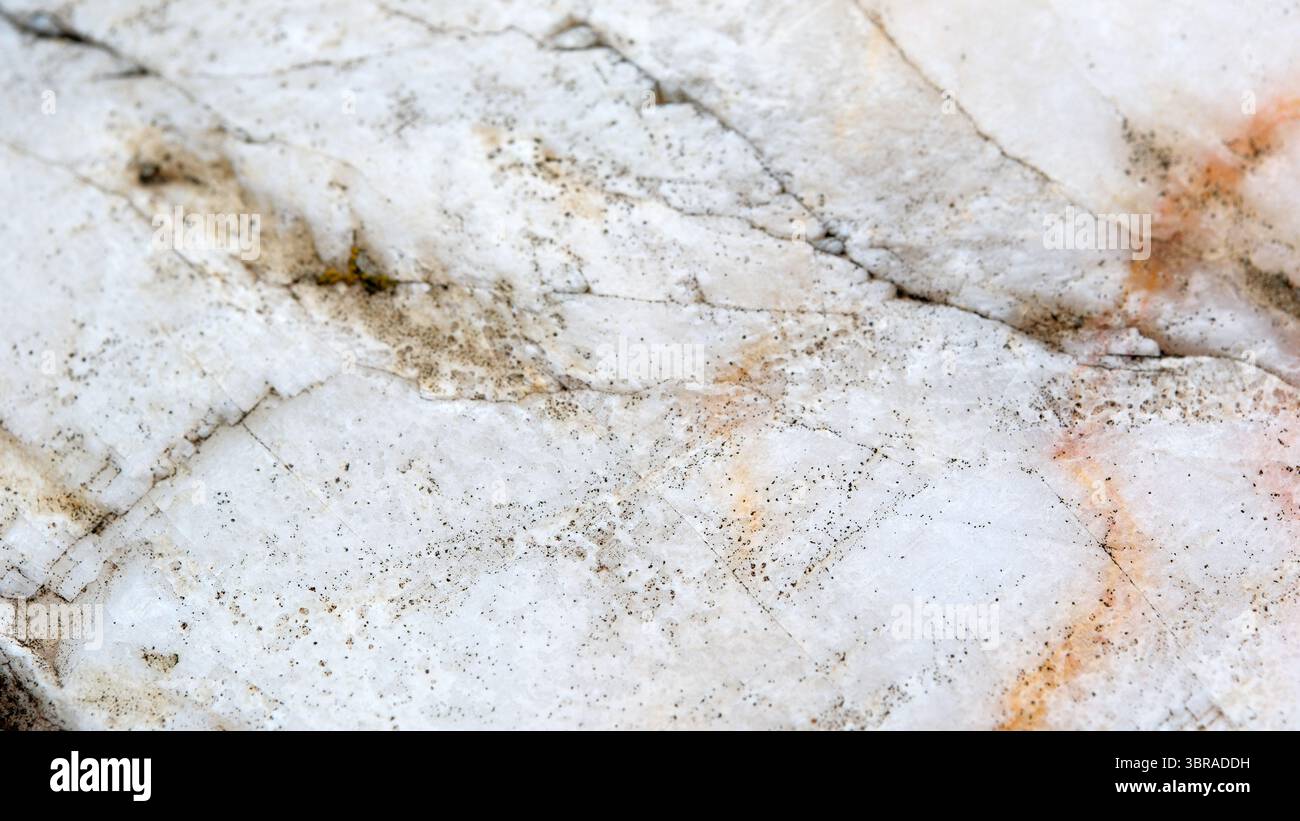 Die Oberfläche zeigt wunderschöne Adern und Texturen aus Naturstein. Stockfoto