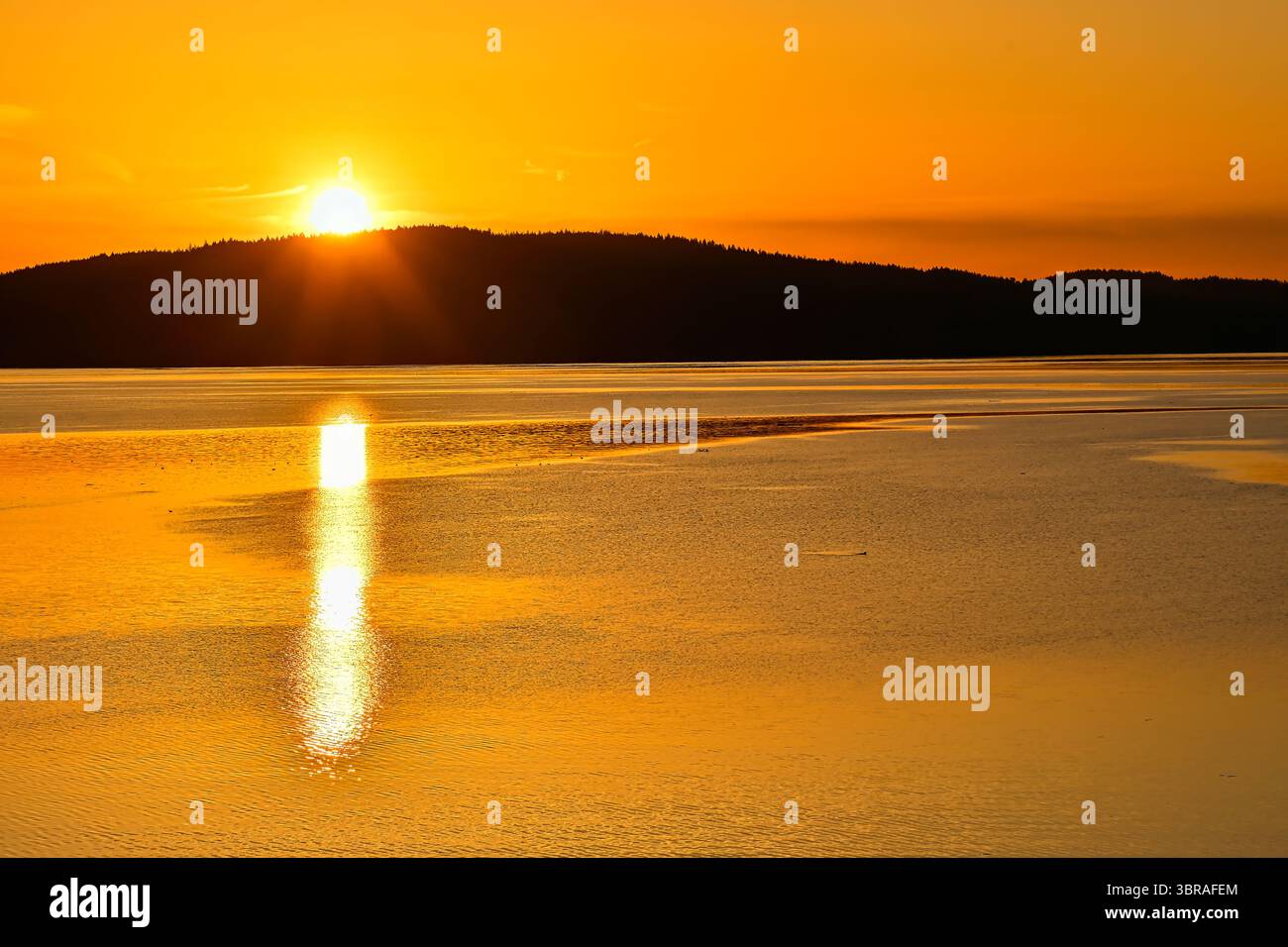 Ein frühmorgendlicher Sonnenaufgang in der Strait of Georgia zwischen Vancouver Island und Garibaldi Island vor der Küste von British Columbia Kanada Stockfoto