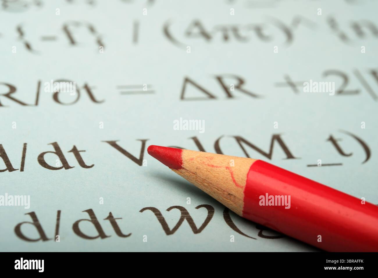 Der rote Bleistift hebt mathematische Formeln hervor und weckt Kreativität. Stockfoto