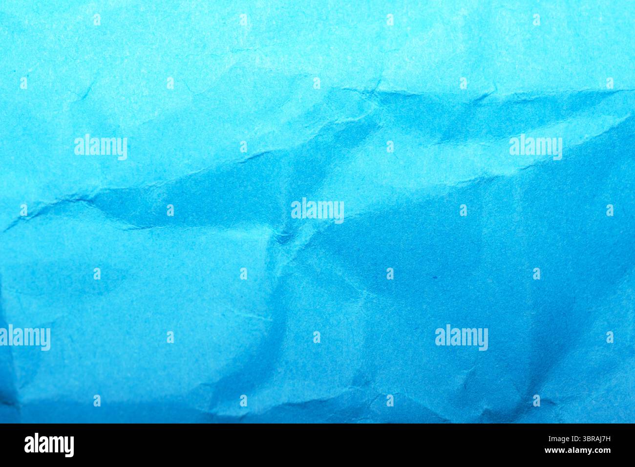 Eine strukturierte blaue Oberfläche schafft eine einladende und ruhige Atmosphäre. Stockfoto