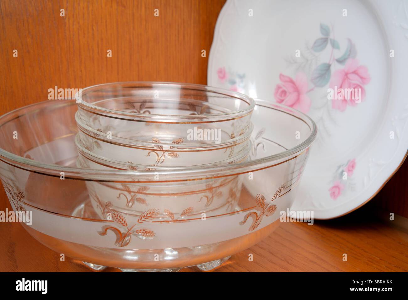 Zarte Schalen mit kompliziertem Design und einem floralen porzellanteller. Stockfoto