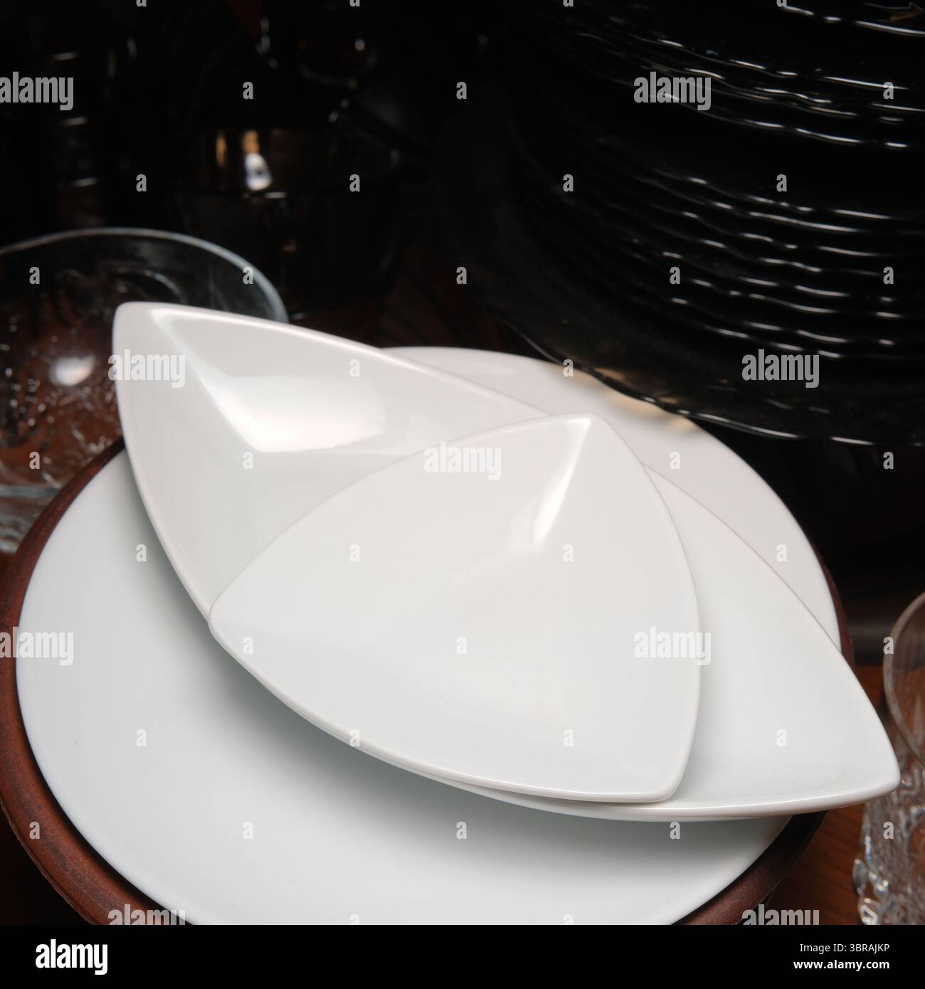 Mehrere weiße Schalen zeigen einzigartige dreieckige Formen zusammen. Stockfoto