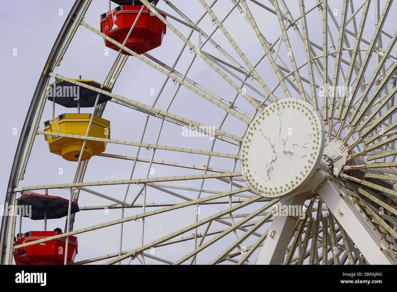 Riesenrad über SunBleached Pier Stockfoto