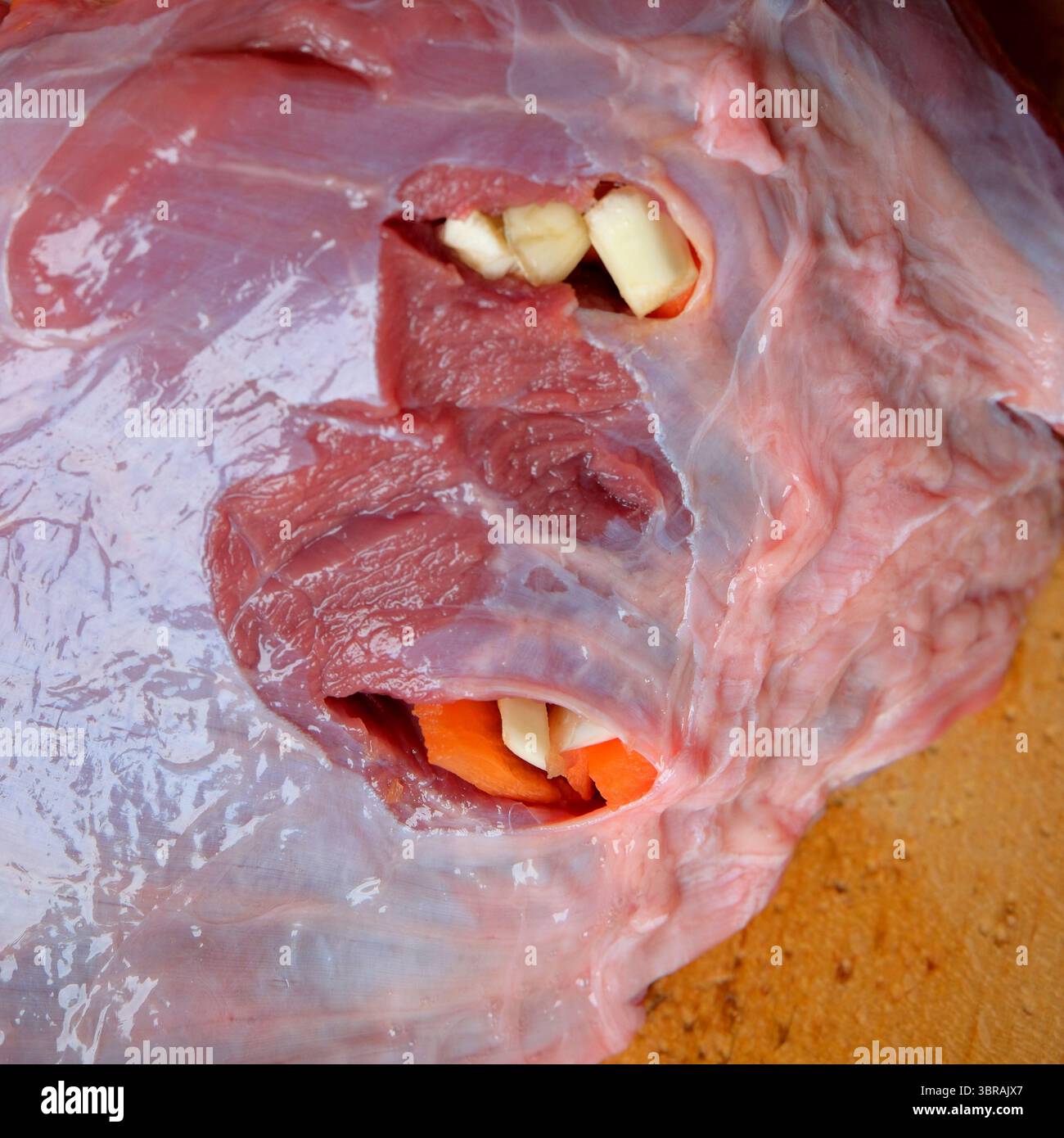 Bunte Füllungen blicken durch ein frisch zubereitetes Fischstück. Stockfoto