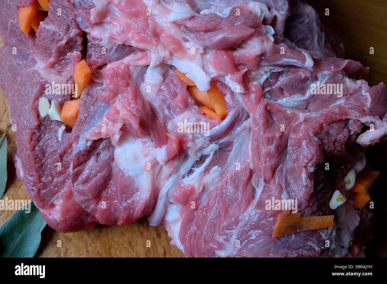 Frische Fleischstücke werden mit Gewürzen und Gemüse zum Kochen zubereitet. Stockfoto
