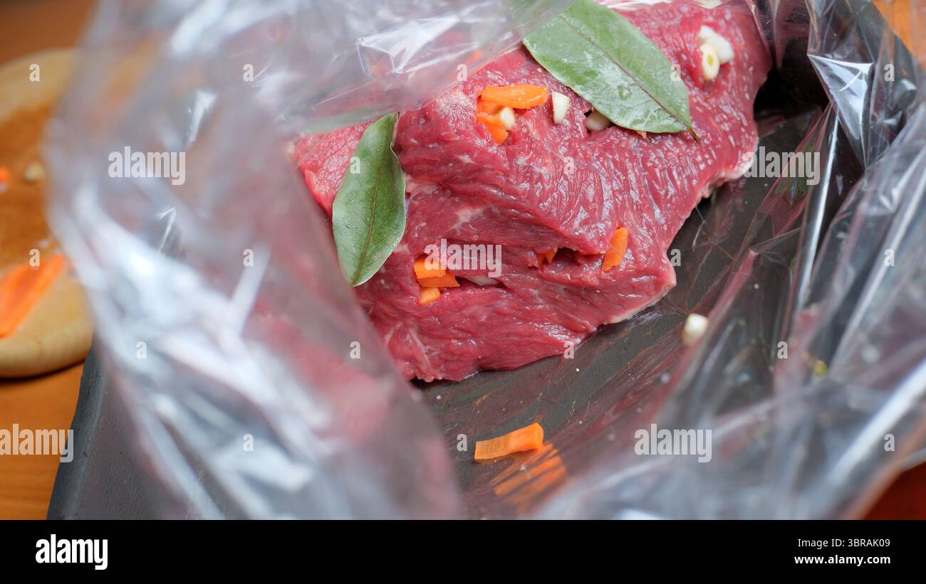Buntes Gemüse begleitet einen reichhaltigen Fleischschnitt und wartet darauf, gewürzt zu werden. Stockfoto