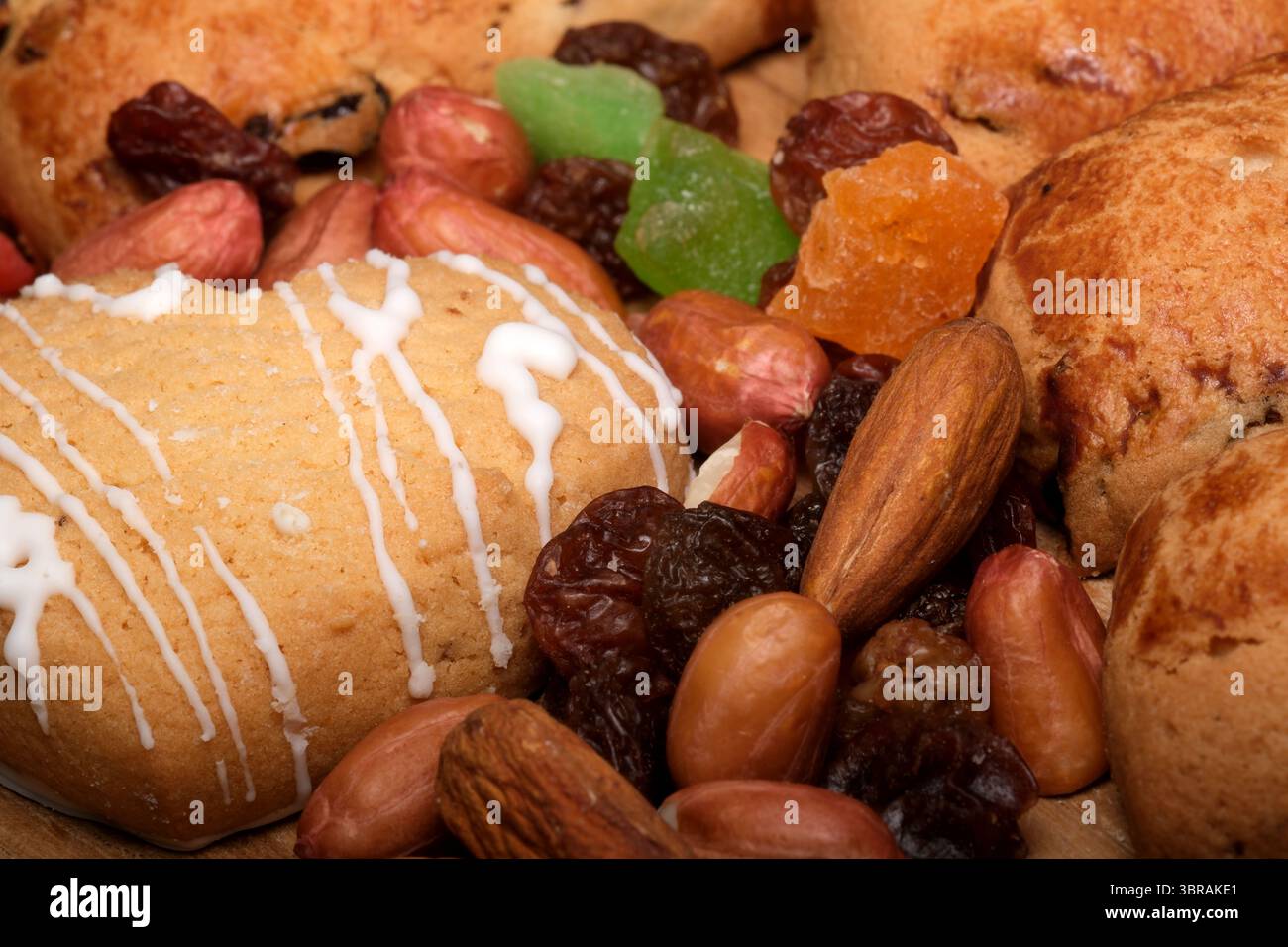 Bunte Süßigkeiten und Nüsse sorgen für eine verlockende Präsentation festlicher Köstlichkeiten. Stockfoto