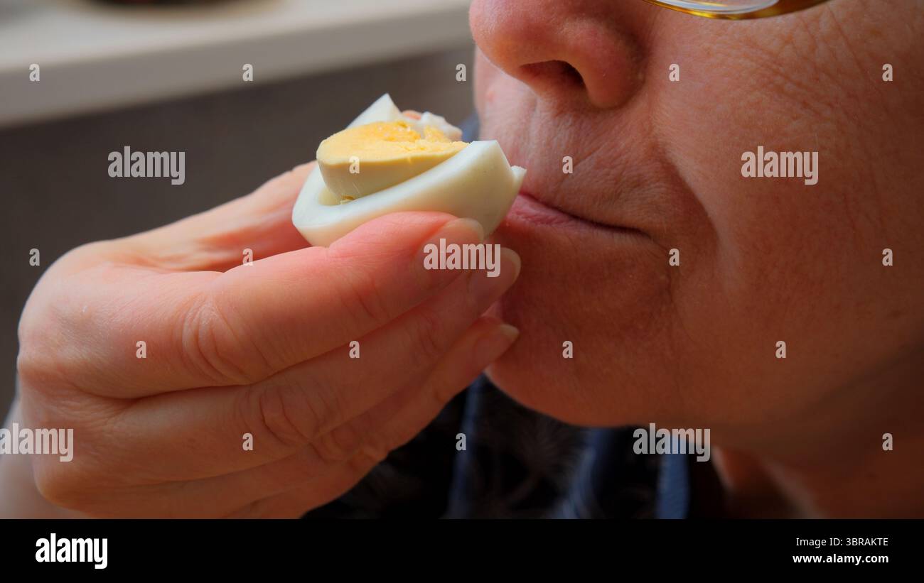 Genießen Sie einen schmackhaften Happen von einem einzigartigen Leckerbissen in einem lebhaften Marktumfeld. Stockfoto