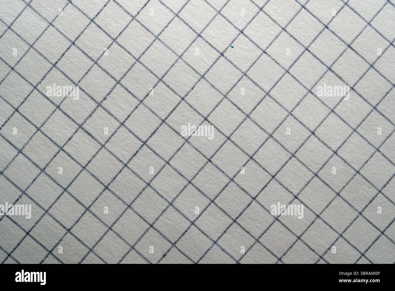 Zarte Gittermuster aus Graphpapier, beleuchtet am Nachmittag. Stockfoto