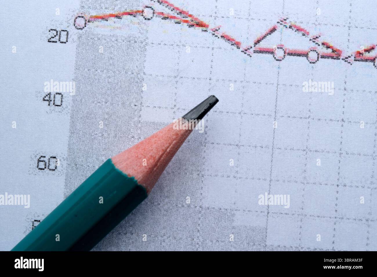 Nahaufnahme eines farbigen Bleistifts, der über einem detaillierten Diagramm steht. Stockfoto