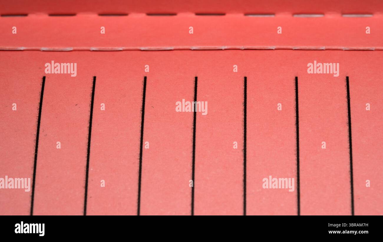 Hellrotes Papier mit definierten Linien, ideal für Handwerk und Kreativität. Stockfoto