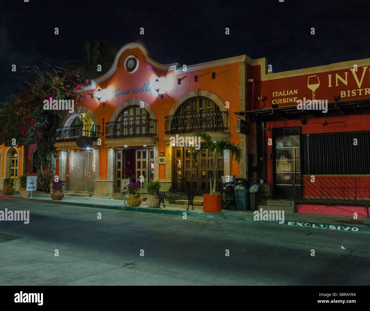 Das Casa Bella Boutique Hotel in Cabo San Lucas, Mexiko, hat eine sehr unverwechselbare Kolonialarchitektur. Stockfoto