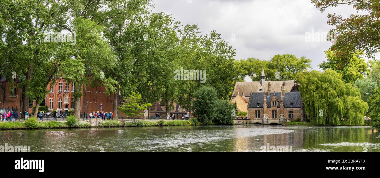 Brügge, Belgien - 4. Juni 2025: Schleusenhaus (Sashuis), heute ein Geschäft mit handgefertigten Produkten, am Minnewater See im mittelalterlichen Zentrum von B Stockfoto