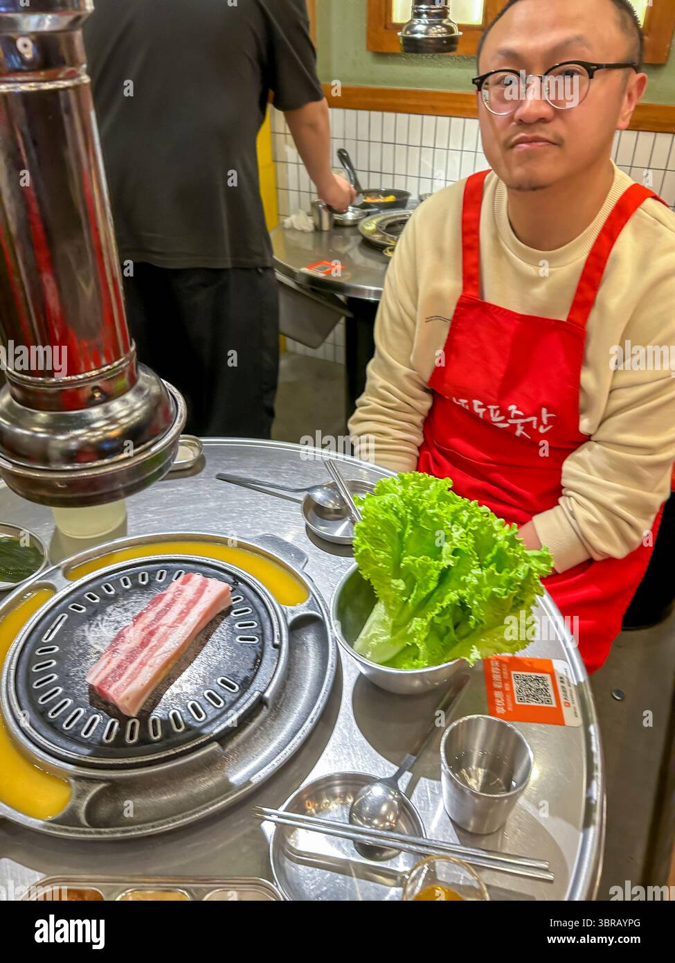 Shanghai, China, Chinesisches Restaurant, Porträt Chinesischer Mann sitzt am Tisch, im koreanischen Grillrestaurant, Essen auf dem Tisch, „Nan Pu Dong“ Stockfoto