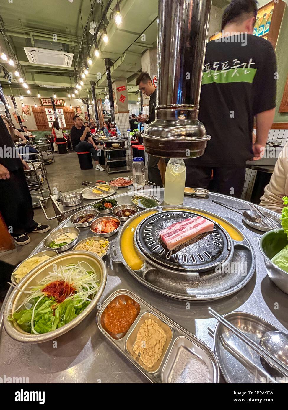 Shanghai, China, chinesische Restaurantarbeiter im koreanischen Barbecue-Restaurant, Essen auf dem Tisch, „Nan Pu Dong“ Stockfoto