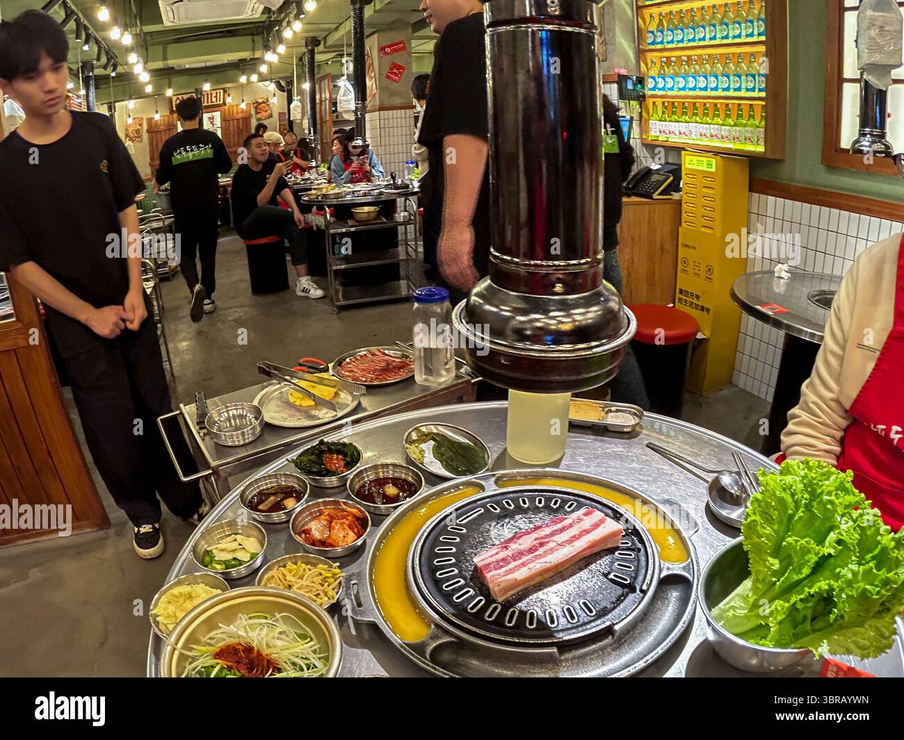 Shanghai, China, chinesische Restaurantarbeiter im koreanischen Barbecue-Restaurant, Essen auf dem Tisch, „Nan Pu Dong“ Stockfoto