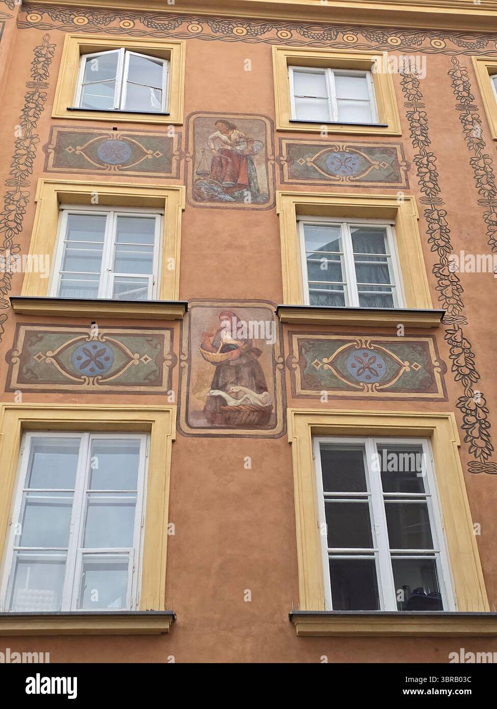 Farbenfroh verzierte Gebäude in der Altstadt von Warschau, Polen. - Smartphone-aufgenommenes Stockfoto