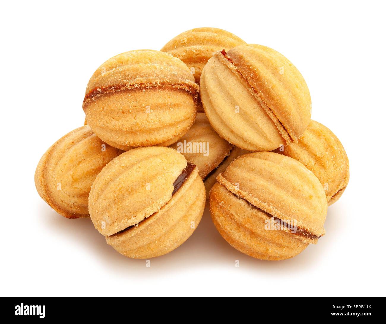 Walnussförmige Kekse Pfad isoliert auf weiß Stockfoto