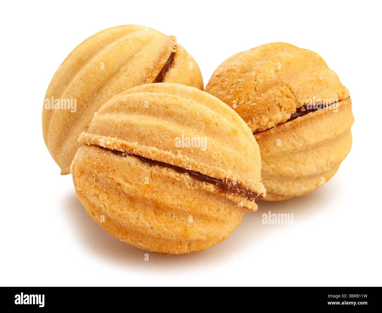 Walnussförmige Kekse Pfad isoliert auf weiß Stockfoto