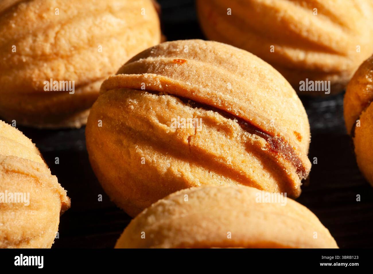 Walnusskekse auf schwarzem Hintergrund Stockfoto