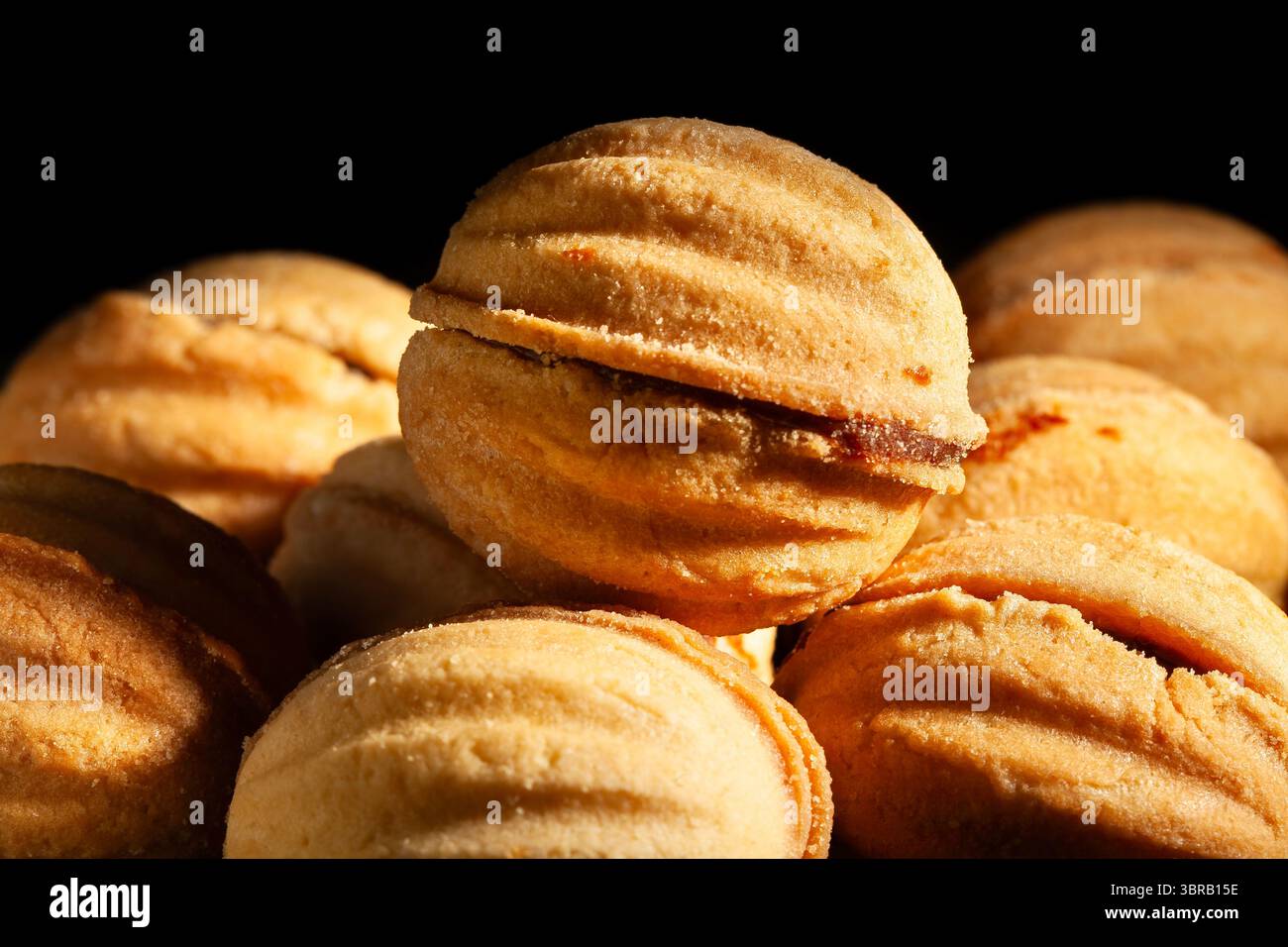 Walnusskekse auf schwarzem Hintergrund Stockfoto