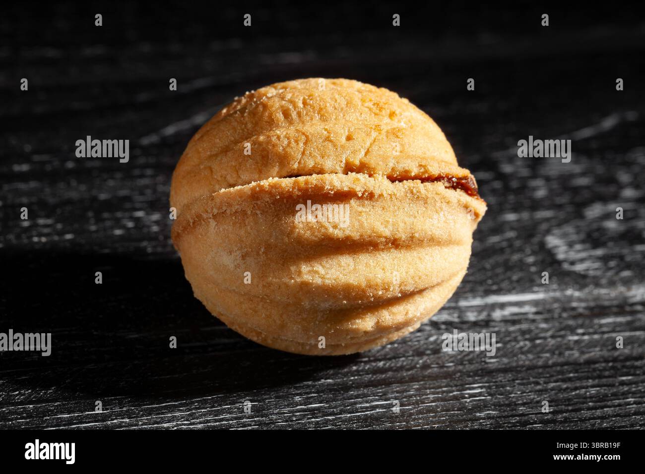 Walnusskekse auf schwarzem Holzhintergrund Stockfoto