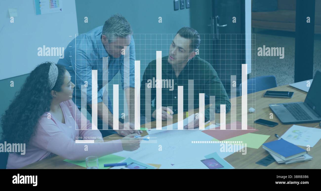 Besprechen von Diagrammen und Haftnotizen drei Kollegen am Holztisch im Büro, mit Smartphone Stockfoto