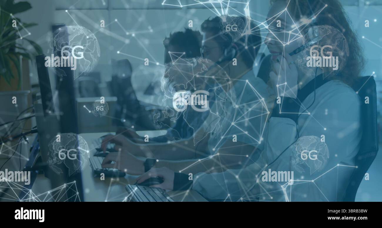 IT-Spezialisten, die an Workstations mit 6G-Overlay in Headsets eintippen und sprechen Stockfoto