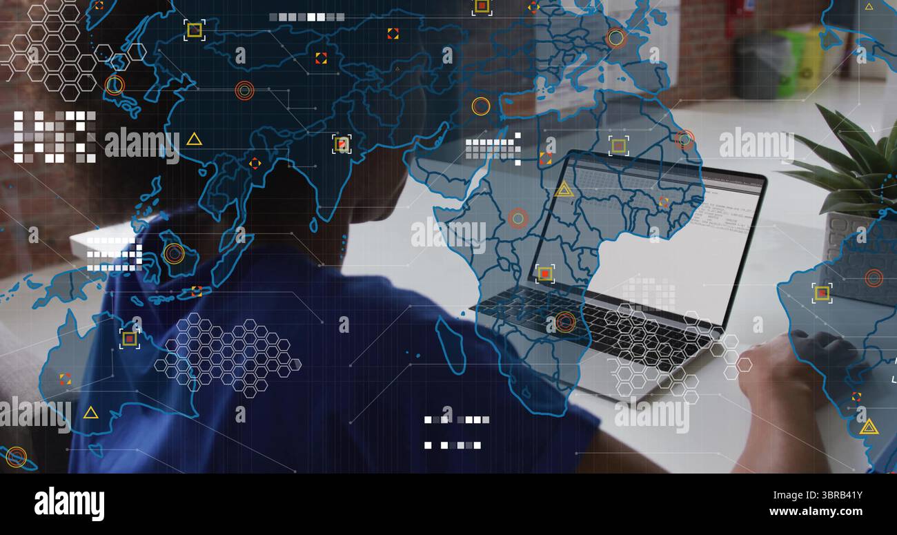 IT-Profi-Codierung auf Laptop im Büro mit digitaler Weltkarte Stockfoto