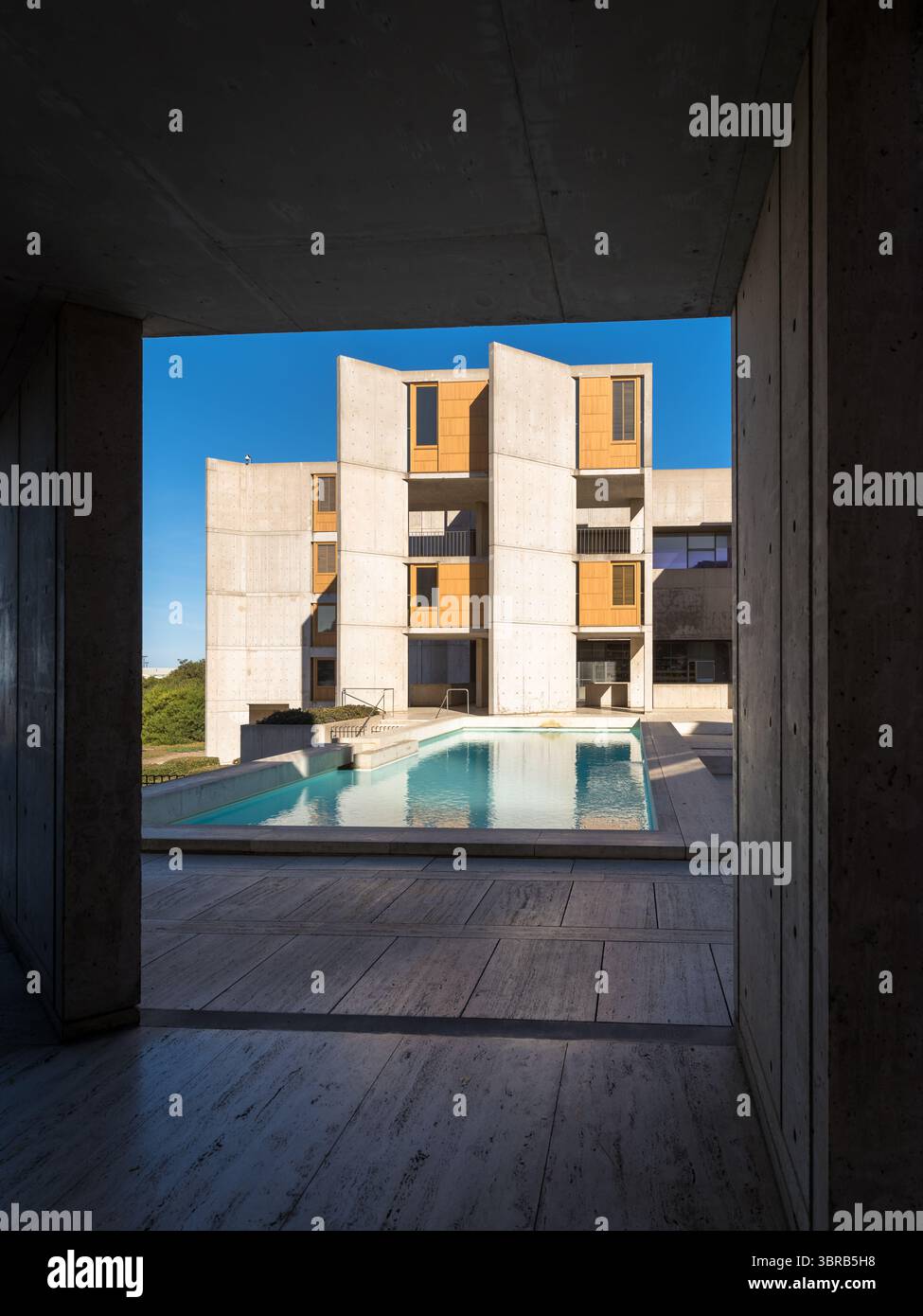 22. Dezember 2017: La Jolla, CA: Das Salk Institute for Biological Studies ist ein weltweit anerkanntes wissenschaftliches Forschungszentrum, das von Jonas Salk gegründet wurde. Stockfoto