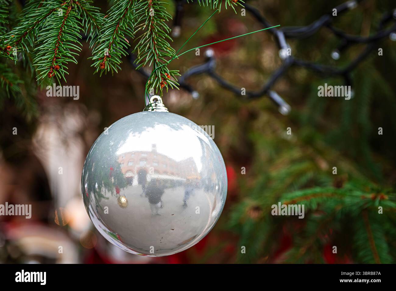Weihnachtsdetails des Baumes auf dem zentralen Platz von Treviso Stockfoto
