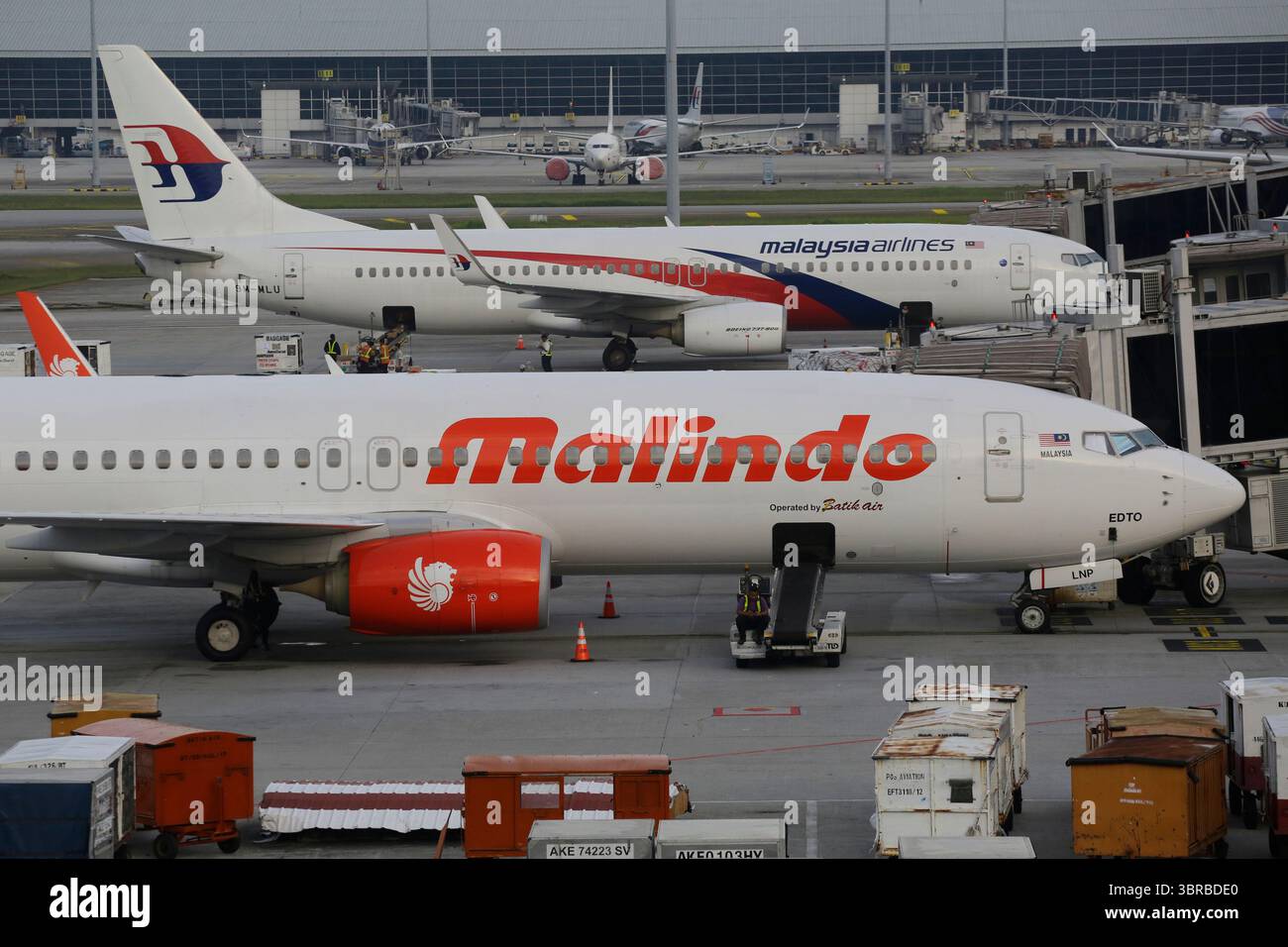 Kuala Lumpur, Malaysia - 6. Dezember 2022: Flugzeuge von Batik Malindo und Malaysia Airlines auf dem internationalen Flughafen KLIA. Stockfoto