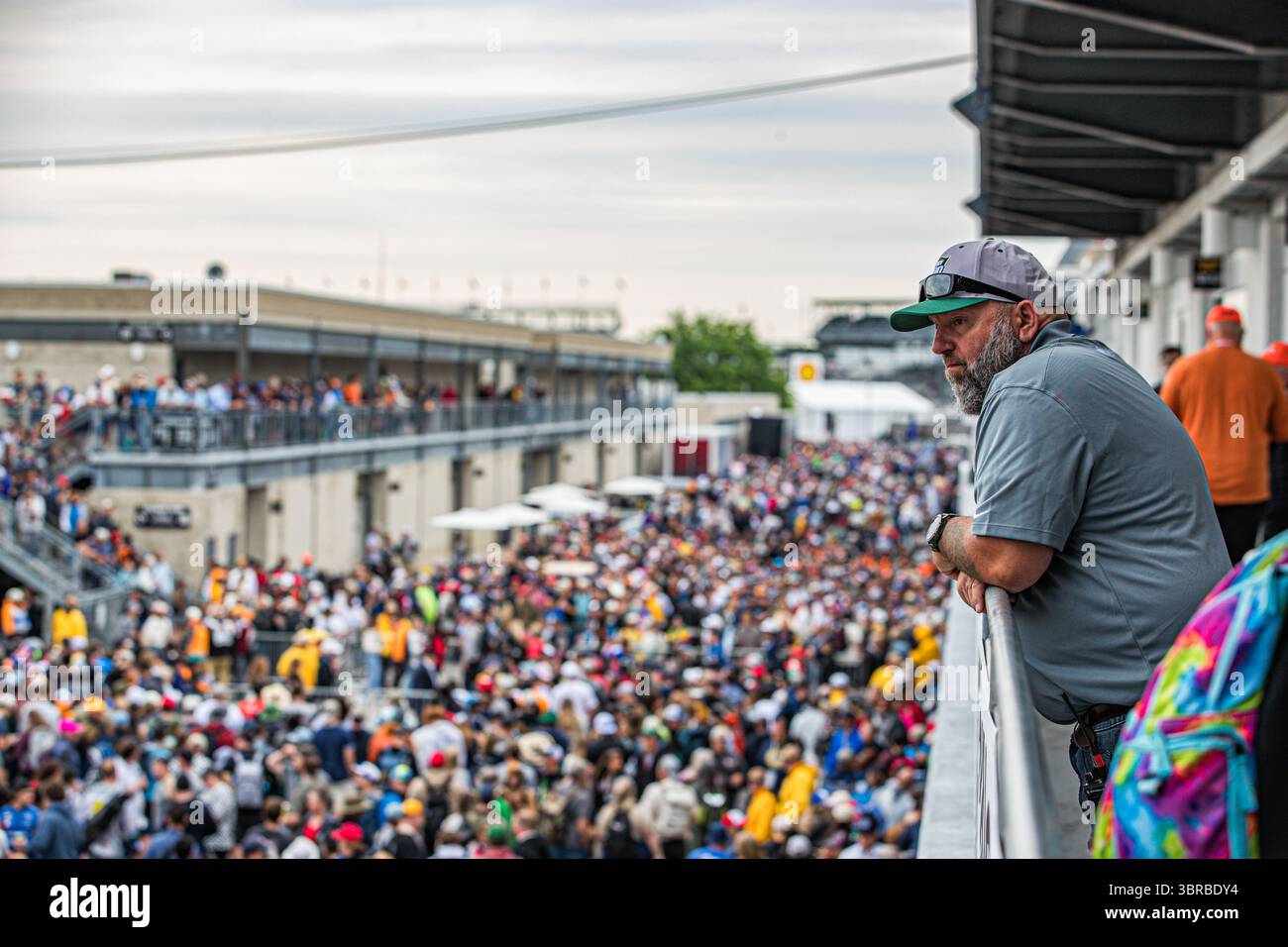 Fans sehen ihre Lieblingsfahrer beim 109. Rennen des Indianapolis Motor Speedway zu 500. Ein aufregendes Event mit rasanten Action und Können im Herzen des Speedway, IN. Stockfoto