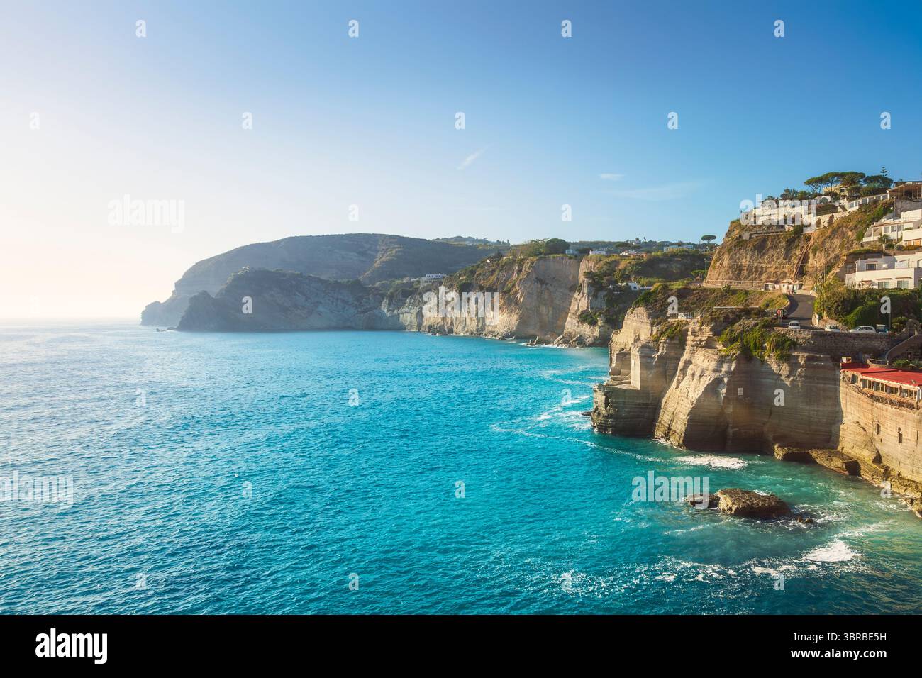 Ischia Island, das Meer und die felsige Küste bei Sant'Angelo. Reiseziel in der Inselgruppe der Phlegräischen Inseln in der Nähe des Golfs von Neapel in Kampanien regi Stockfoto