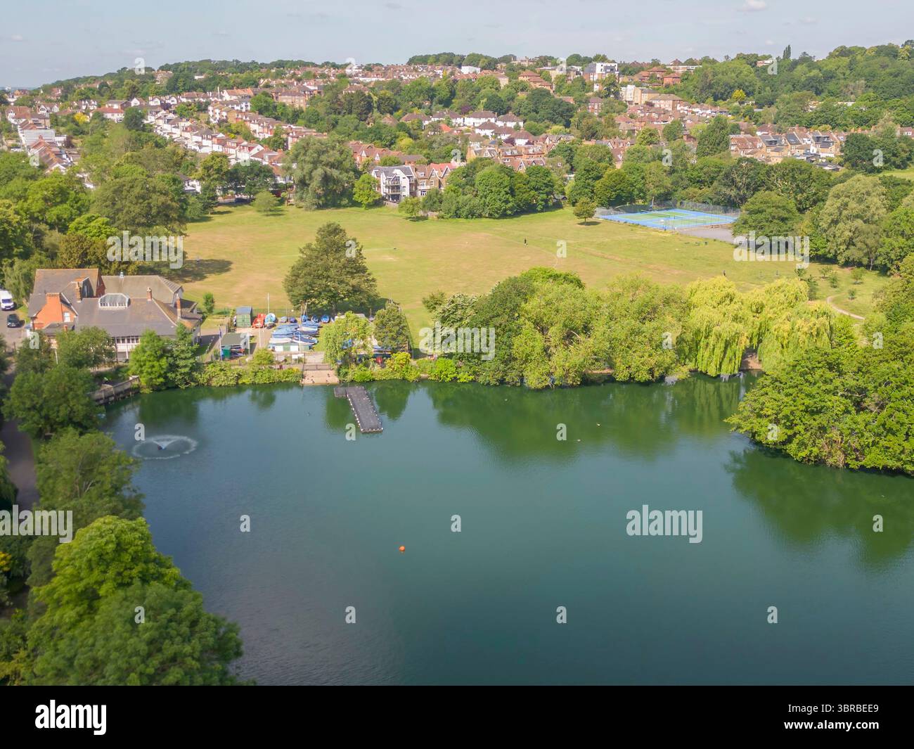 Der südliche norwood Lake ist das größte von Menschenhand geschaffene Freiwassergebiet im londoner Stadtteil croydon. Stockfoto