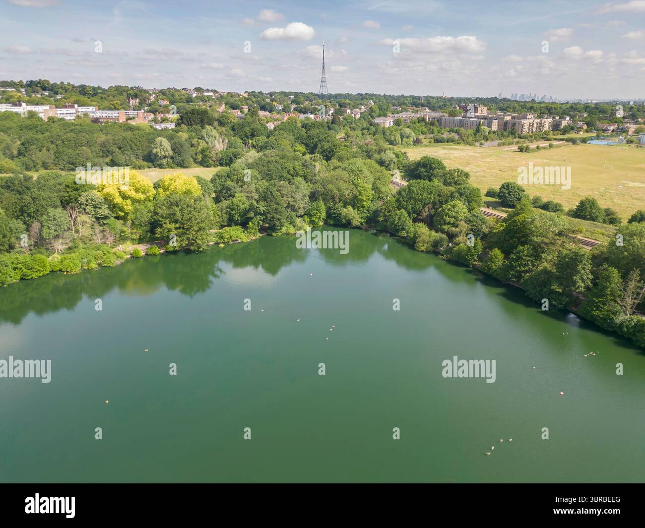 Der südliche norwood Lake ist das größte von Menschenhand geschaffene Freiwassergebiet im londoner Stadtteil croydon. Stockfoto