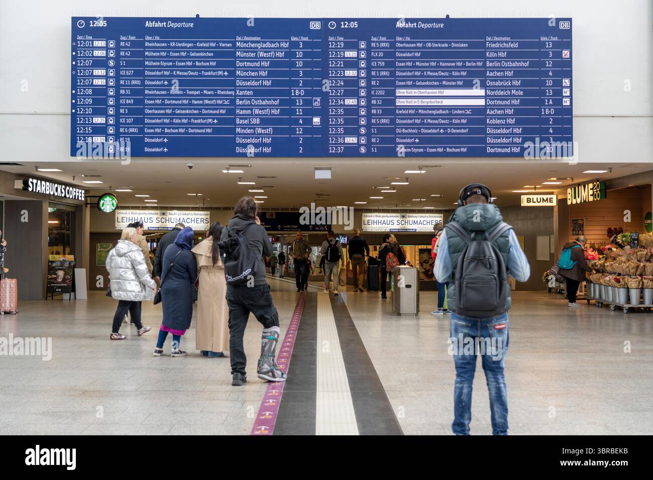 Duisburger Hauptbahnhof, Anzeigetafel, Abflug- und Ankunftszeit, digital, Fahrplan, Stockfoto