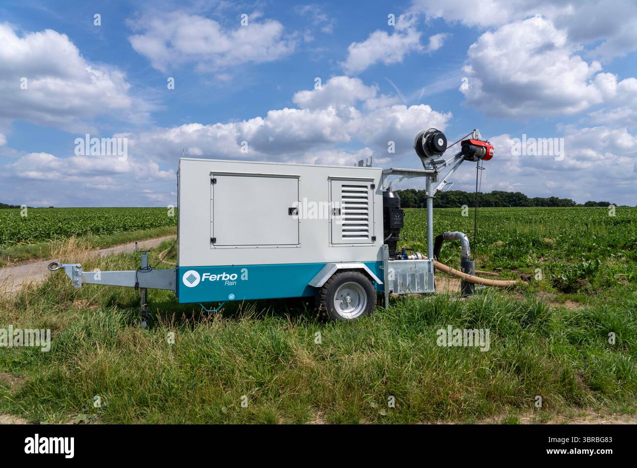 Mobile Pumpe für die künstliche Bewässerung mit einer Sprinkleranlage auf einem Feld, auf dem Zuckerrüben angebaut werden. Das Wasser wird von einem gut östlich von Kerken gepumpt. Stockfoto