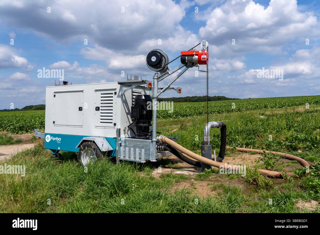 Mobile Pumpe für die künstliche Bewässerung mit einer Sprinkleranlage auf einem Feld, auf dem Zuckerrüben angebaut werden. Das Wasser wird von einem gut östlich von Kerken gepumpt. Stockfoto