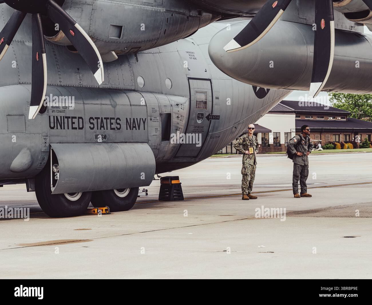 Zwei Besatzungsmitglieder der VR-64 Navy stehen in Uniform neben ihren Flugzeugen während der McGuire AFB Air Show am 16. Mai 2025 in New Jersey, USA. Stockfoto