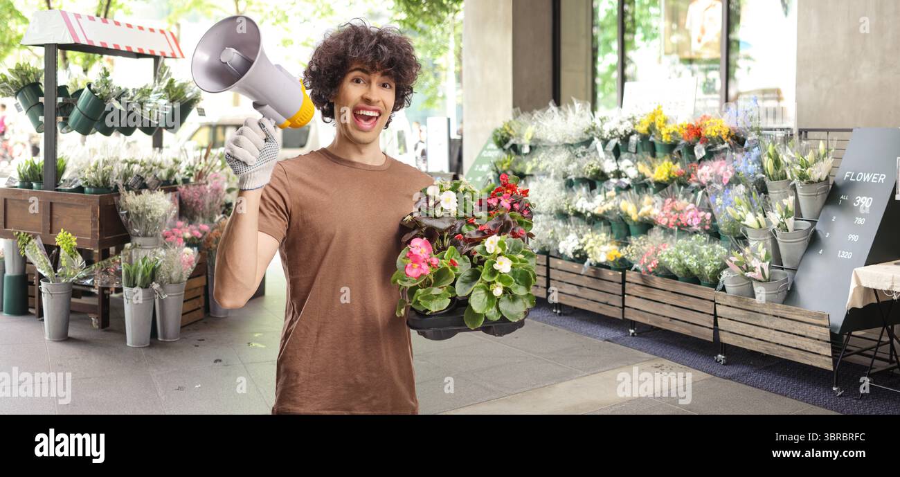 Florist mit einem Megaphon, der Pflanzen in einem Blumenladen verkauft Stockfoto