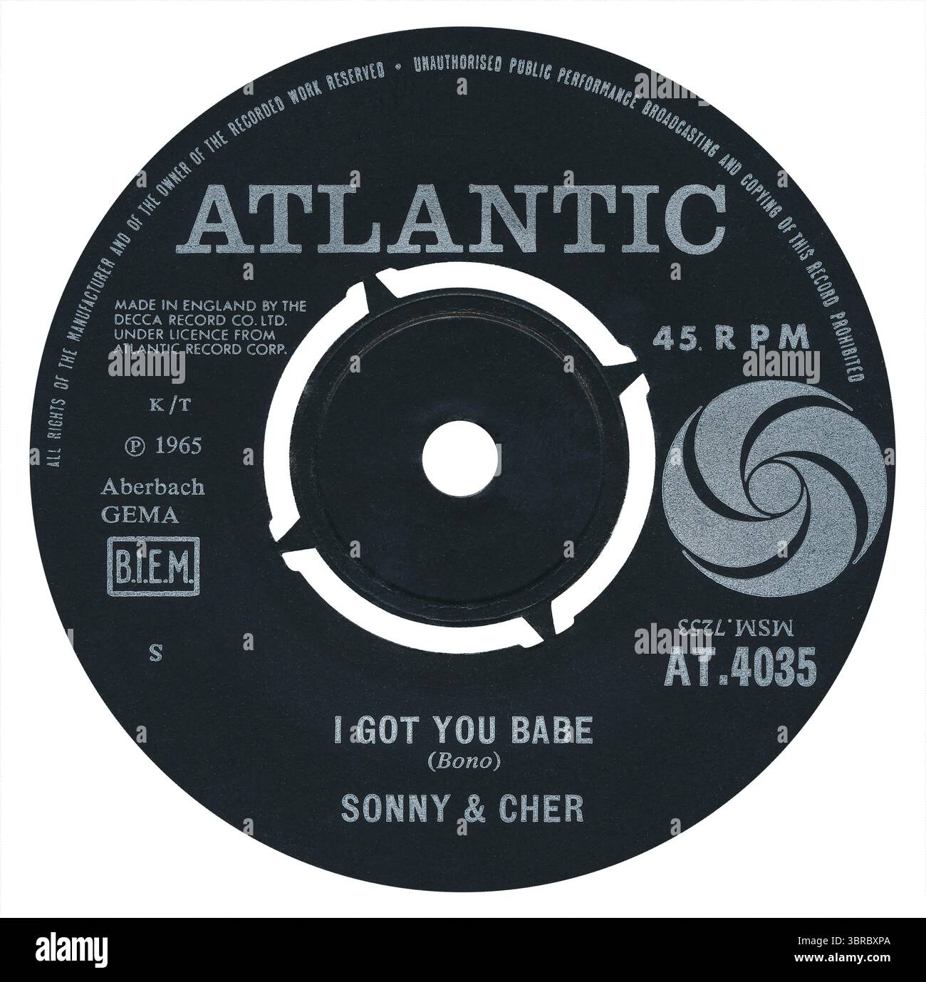 45 RPM 7' UK-Plattenlabel von I Got You Babe von Sonny und Cher auf dem Atlantic Label ab Juli 1965. Geschrieben und produziert von Sonny Bono. Stockfoto