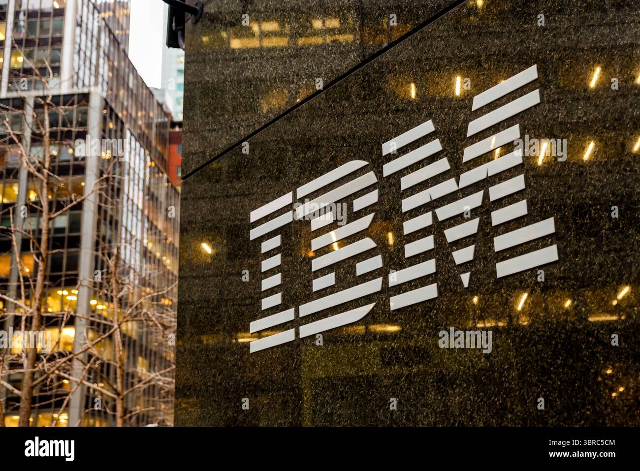 New York, New York – 1. Februar 2022: Das IBM Logo an einem Gebäude in New York Stockfoto