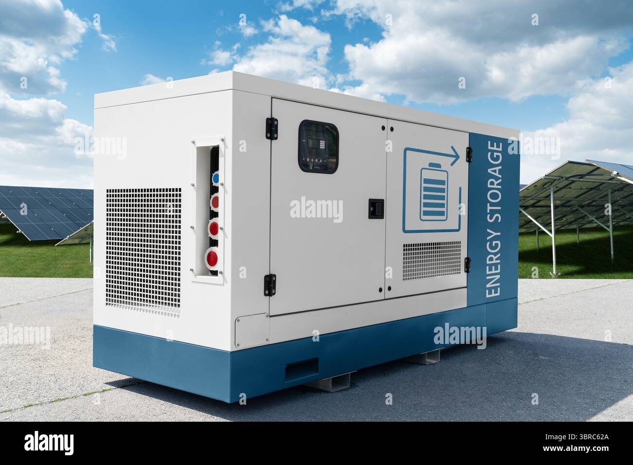 Solarkraftwerk mit Energiespeicher. Stockfoto