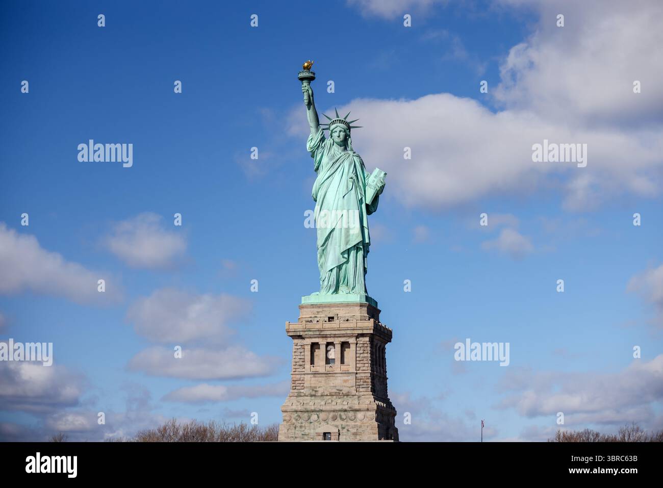 New York, New York - 18. Februar 2022: Blick auf die Freiheitsstatue vom Wasser aus in New York City Stockfoto