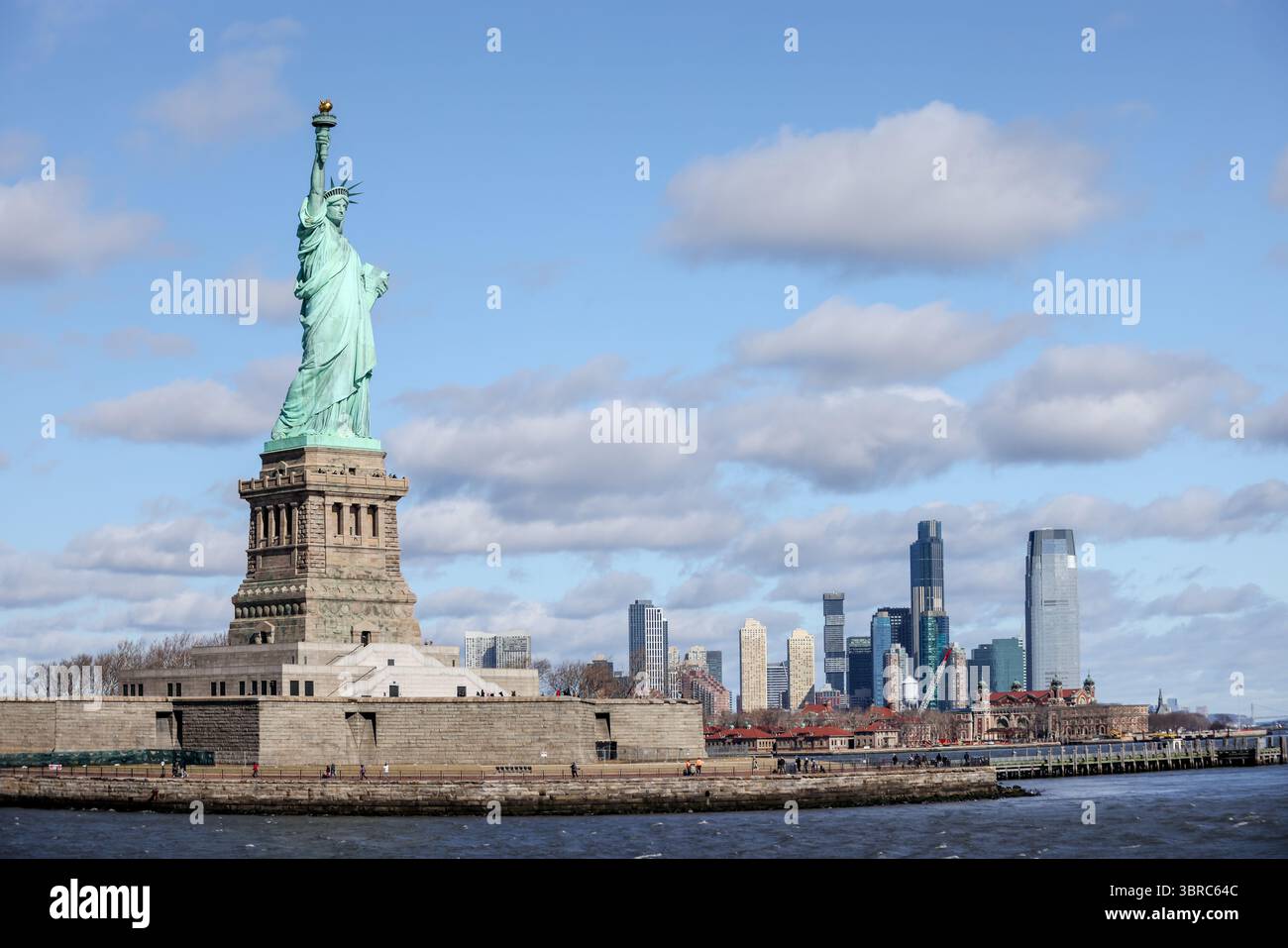 New York, New York - 18. Februar 2022: Blick auf die Freiheitsstatue vom Wasser aus in New York City Stockfoto