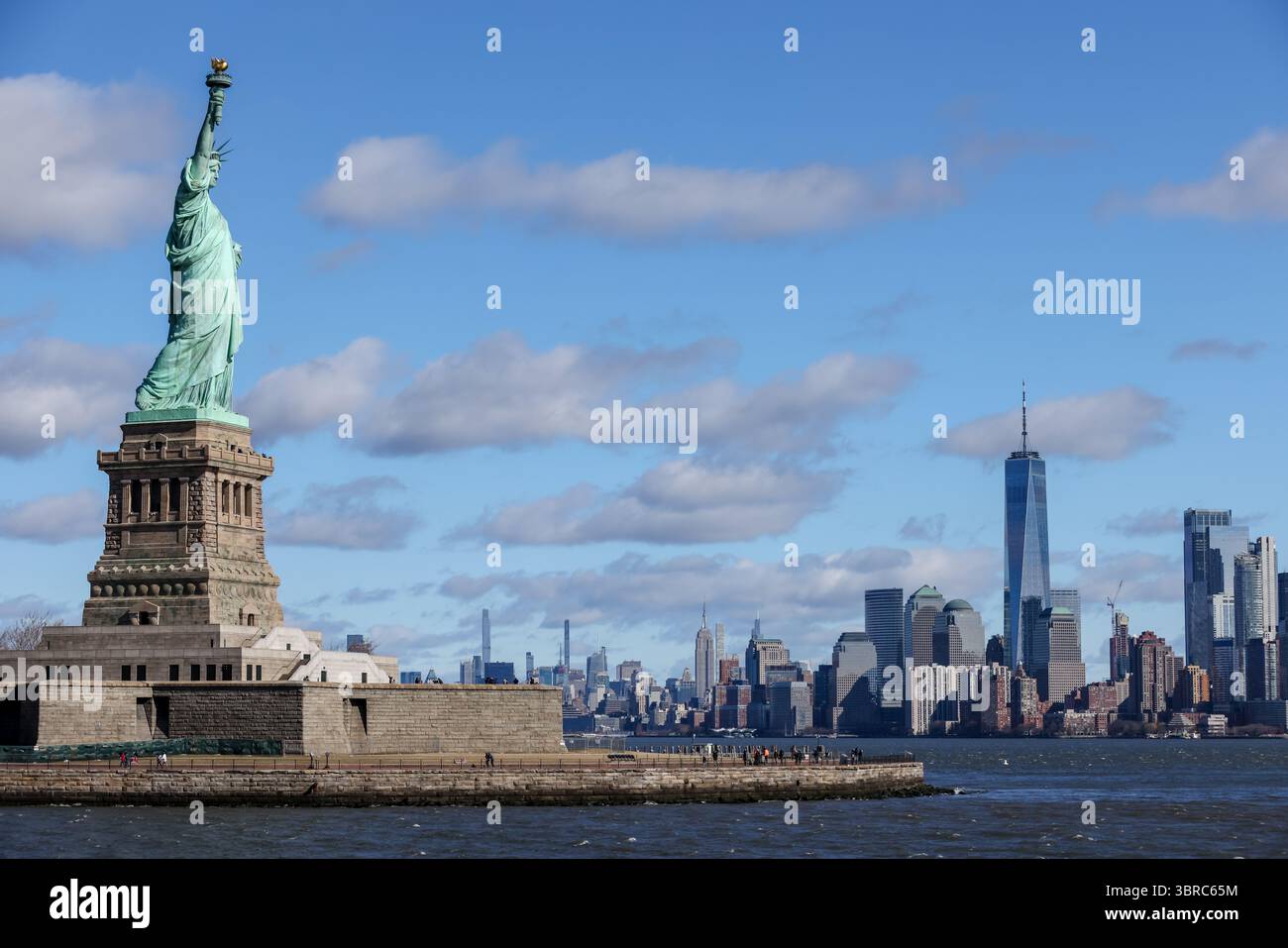 New York, New York - 18. Februar 2022: Blick auf die Freiheitsstatue vom Wasser aus in New York City Stockfoto